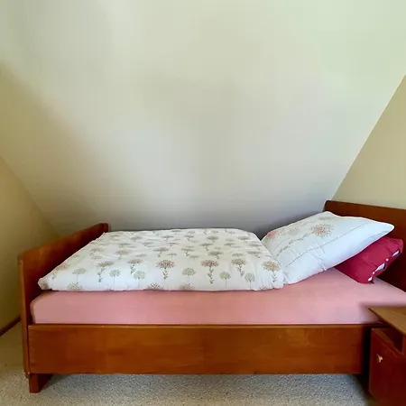 Unterm Alten Apfelbaum אוברלינגן